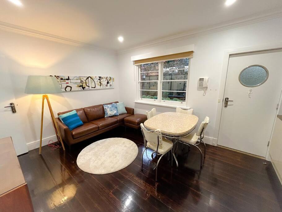 East Melbourne Unit With Courtyard Exterior foto